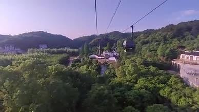 旅行索道缆车游玩拍摄山坡视频视频的预览图